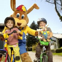 Kinderen op fiets met Koos